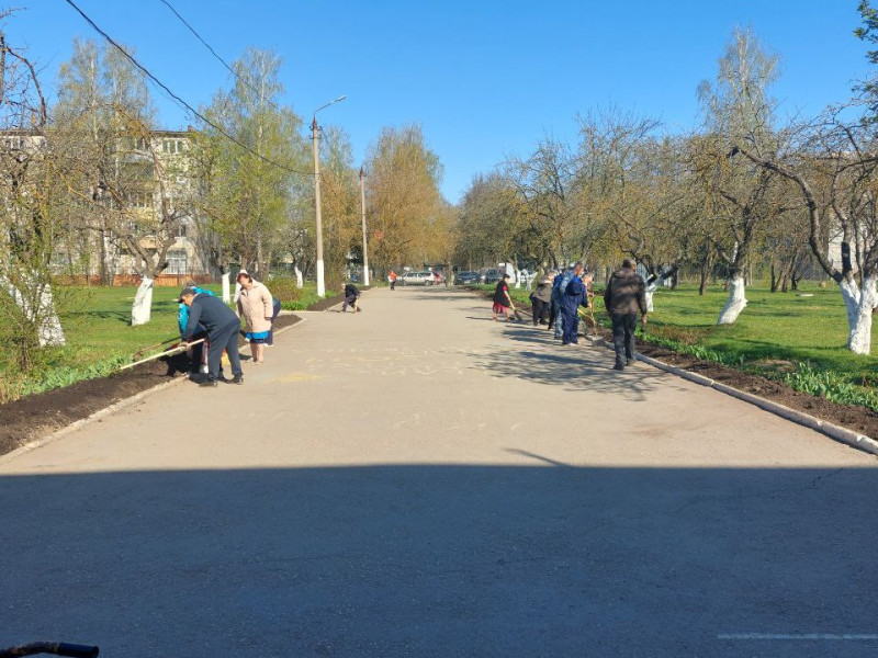 Сотрудники  МБОУ ЦО №44 приняли участие в городском субботнике 22.04.2023.