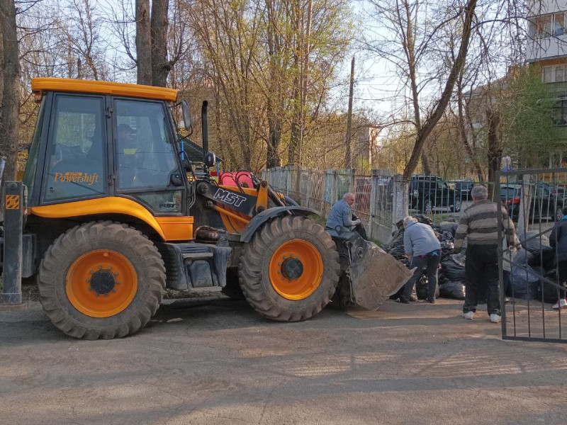 Сотрудники  МБОУ ЦО №44 приняли участие в городском субботнике 22.04.2023.
